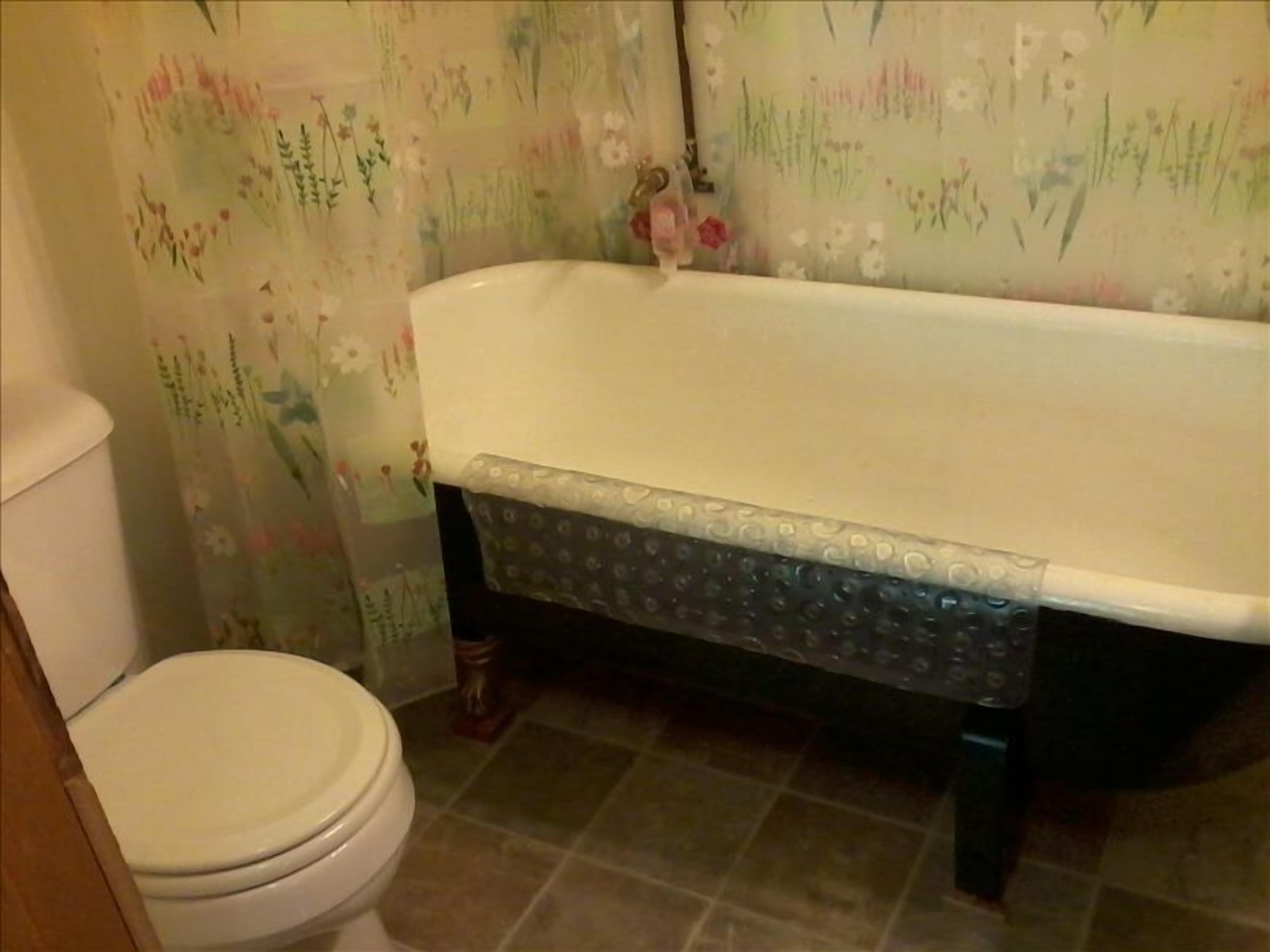 A Private, Cozy Cabin Near Bigfork for Two with a Clawfoot Tub