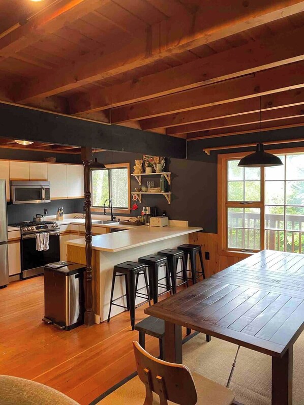 Fridge, microwave, oven, stovetop - The Ranch at Pine Tree Corners- Mt. Snow Ski House (Dover)