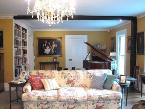 Een televisie, een open haard en boeken