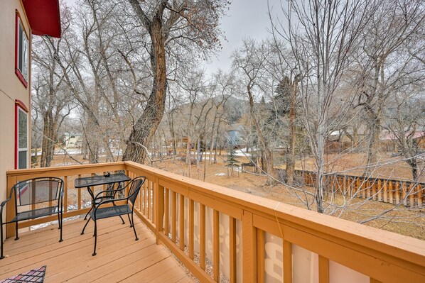 Outdoor dining - The Open-Plan Penthouse (Crestone)