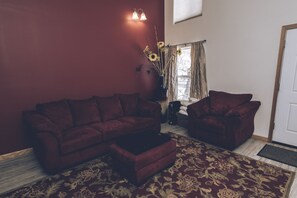 TV, books - The Open-Plan Penthouse (Crestone)