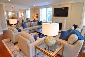 Una televisión, una chimenea, un reproductor de DVD