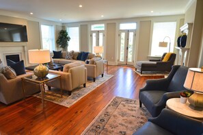 Een televisie, een open haard en een dvd-speler