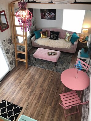 Smart-tv, dvd-afspiller, bøger, videobibliotek