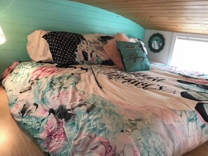 1 bedroom, bed sheets