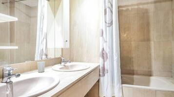 Bañera, secador de pelo, bidé y toallas