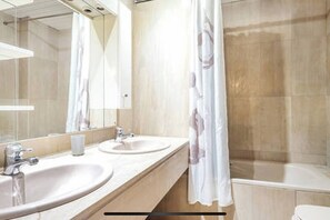 Bañera, secador de pelo, bidé y toallas