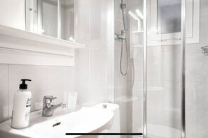 Tina, secadora de cabello, bidet, toallas 