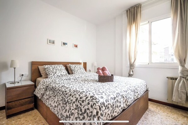4 bedrooms, in-room safe, iron/ironing board, WiFi
