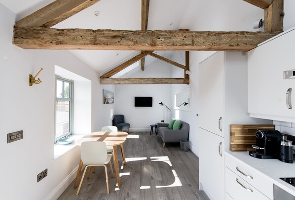 Apartment, 1 Schlafzimmer | Wohnbereich | 39-Zoll-Flachbildfernseher mit Kabelempfang, Smart-TV