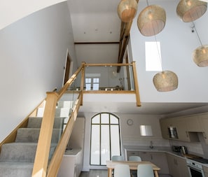 39-英寸纯平电视 (配备有线频道)、智能电视