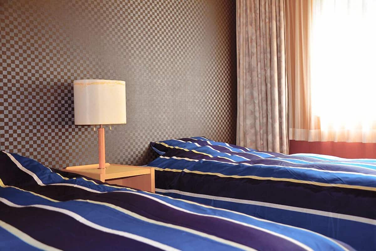 Quarto conforto, várias camas, para não fumantes, vista para a montanha | Cortinas blackout, quartos à prova de som