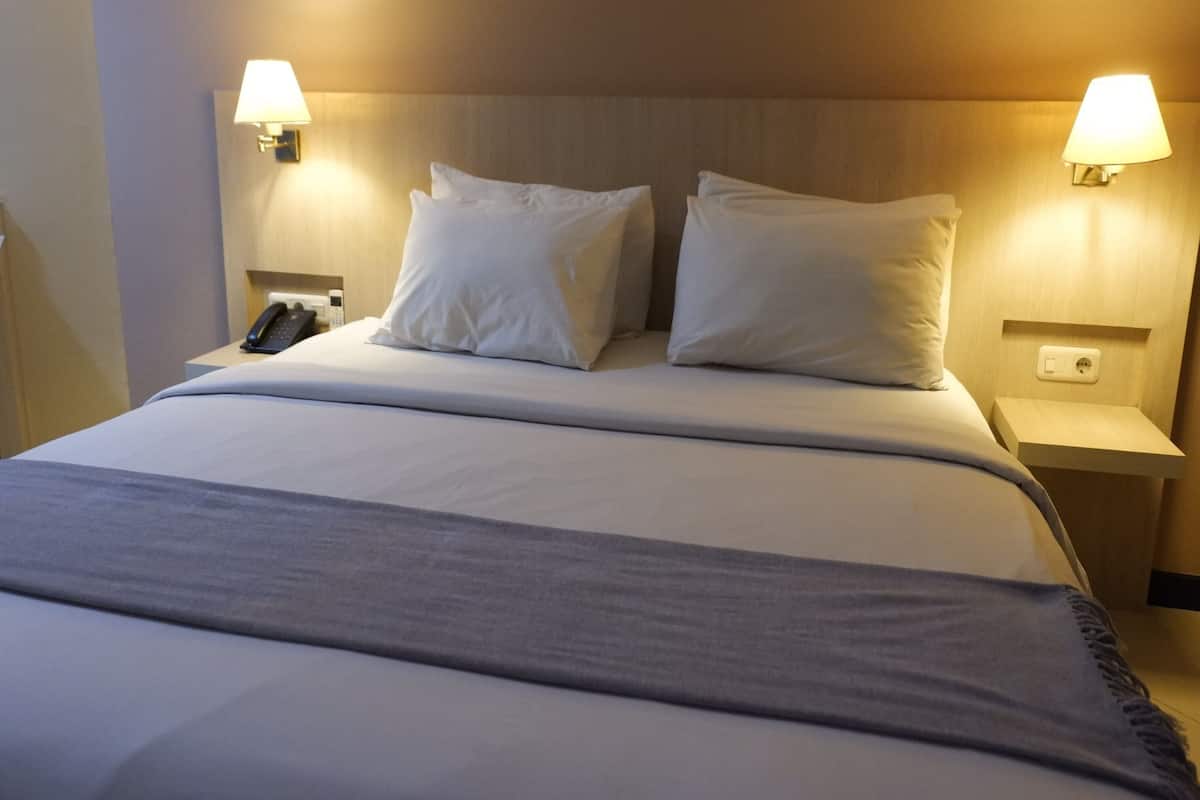 Quarto casal superior | Escrivaninha, cortinas blackout, ferros/tábuas de passar roupa