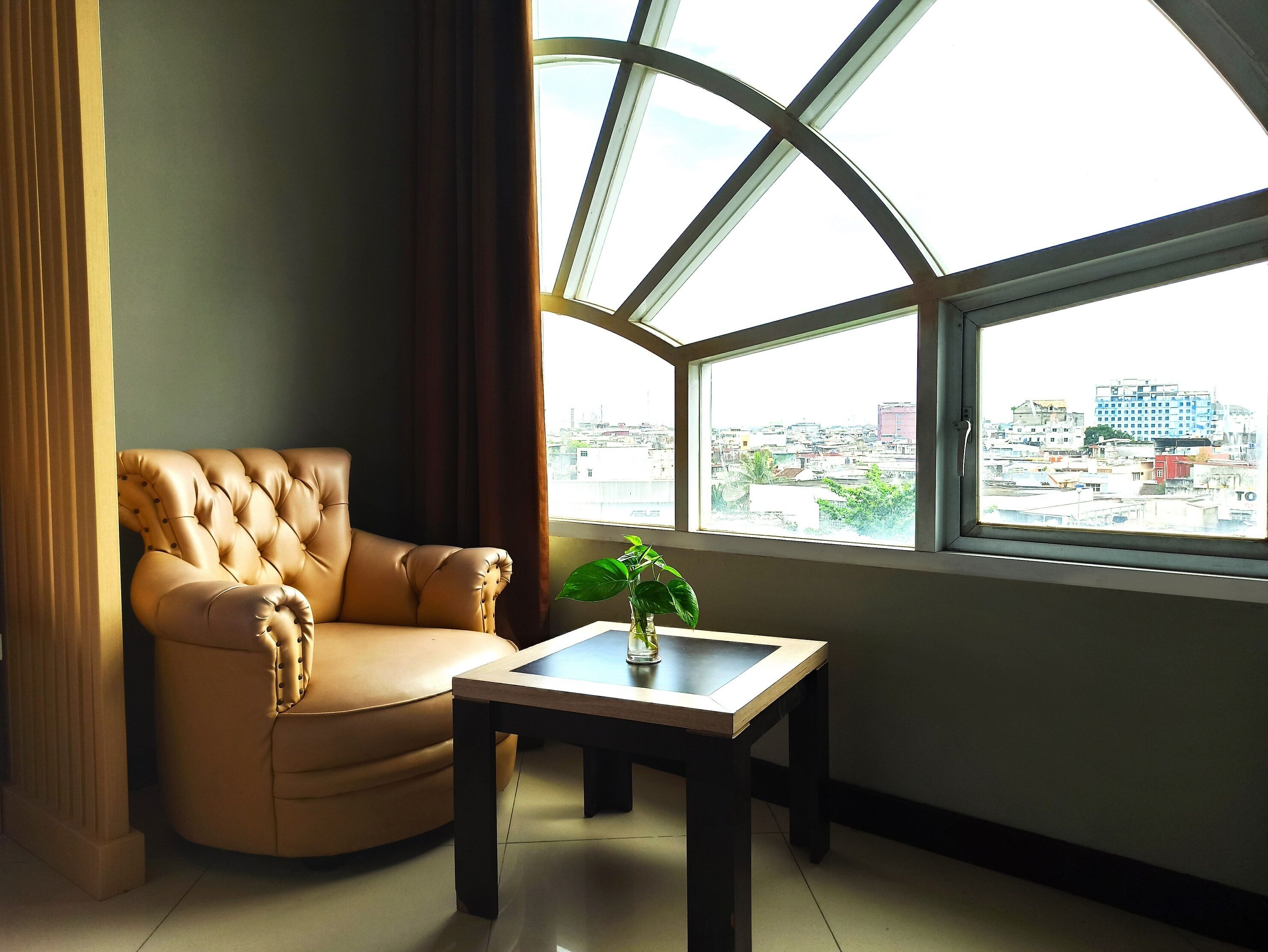 Escritorio, cortinas blackout y tabla de planchar con plancha 