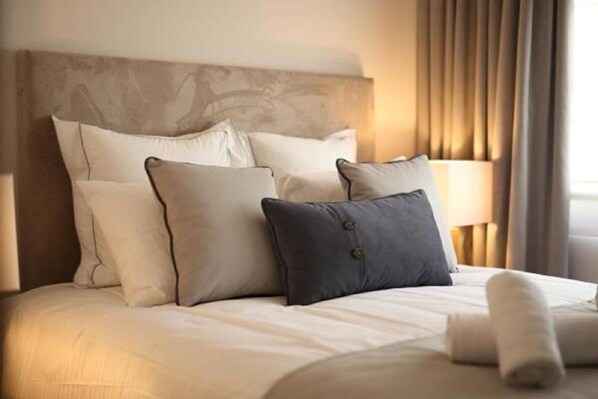 In-room safe, soundproofing, free WiFi, bed sheets