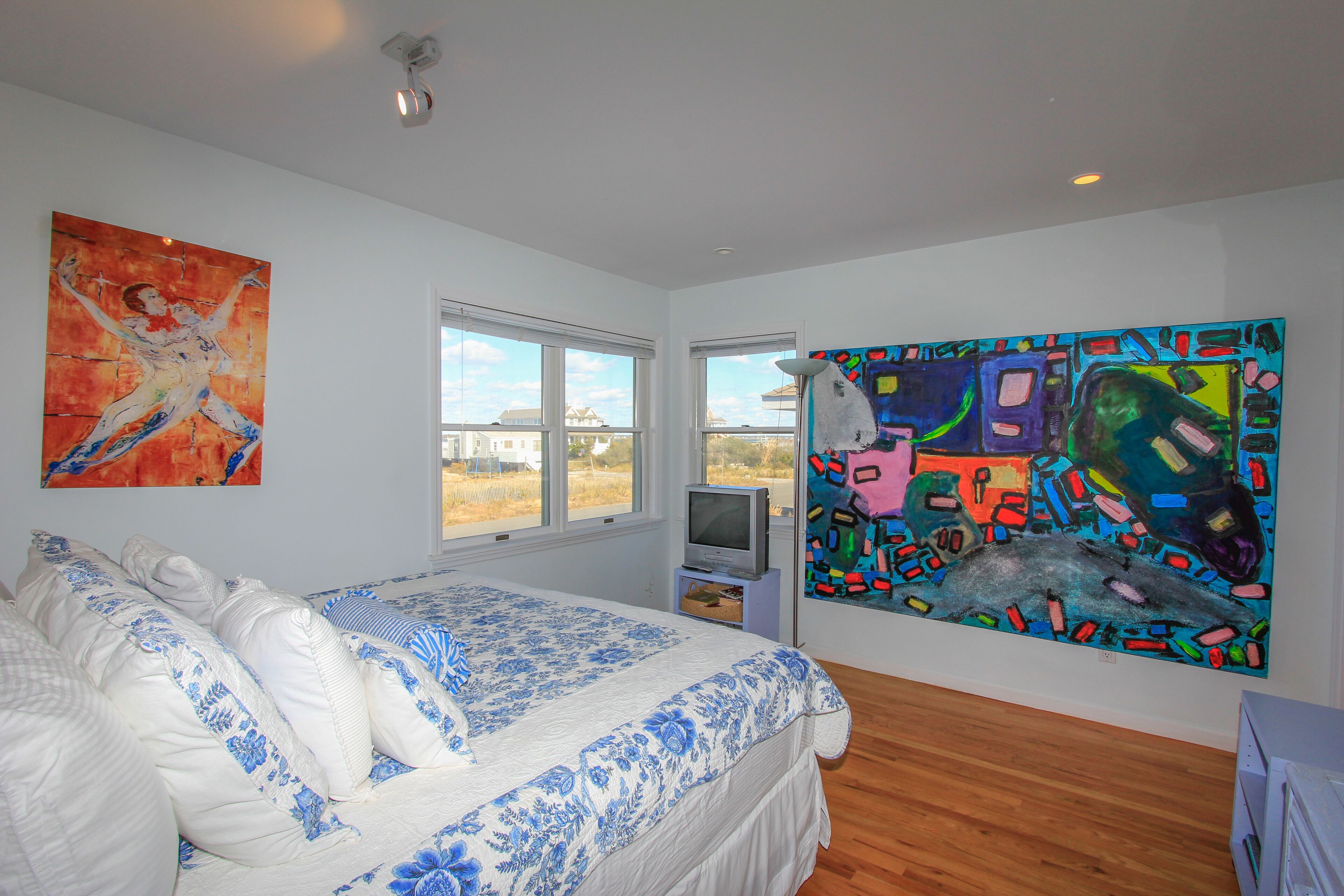 Designer Oceanfront  Luxury Bdrms! surround sound art collection,hot tubonBeach