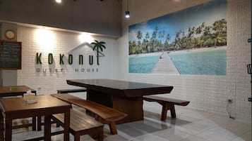 供應早餐、午餐及晚餐