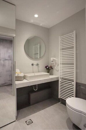 Appartement, 2 slaapkamers | Badkamer | Een douche, gratis toiletartikelen, een haardroger, badjassen