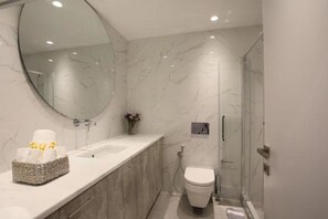 Lejlighed - 2 soveværelser | Badeværelse | Bruser, gratis toiletartikler, hårtørrer, badekåber