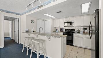 Frigorífico, microondas, horno y placa de cocina