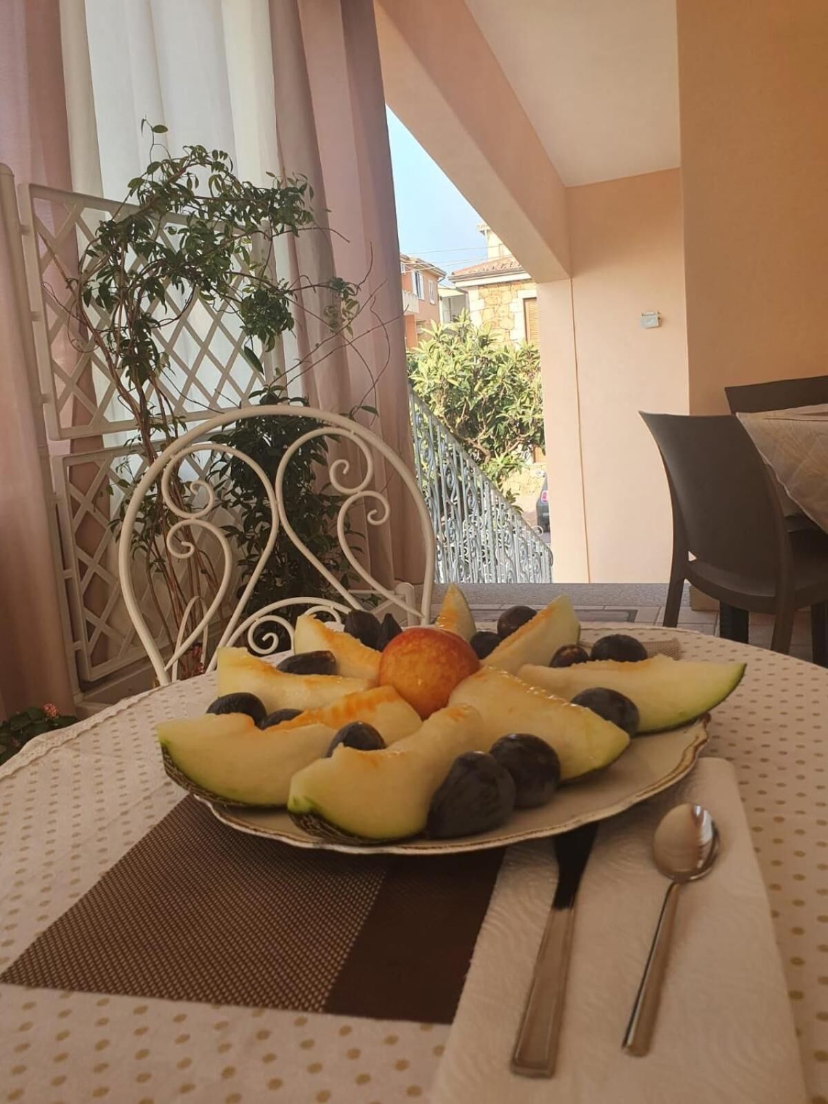 Een koelkast, een oven, een kookplaat, een waterkoker