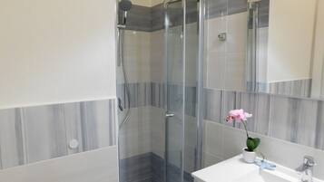 Junior Suite | Bathroom | Shower, free toiletries, hair dryer, bidet