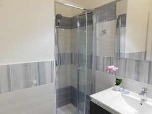 Junior Suite | Bathroom | Shower, free toiletries, hair dryer, bidet