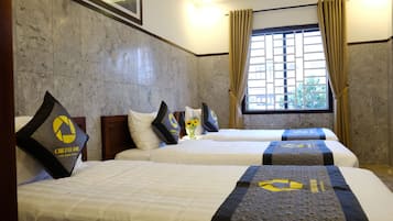 Quarto triplo luxo | Frigobar, escrivaninha, cortinas blackout, quartos à prova de som