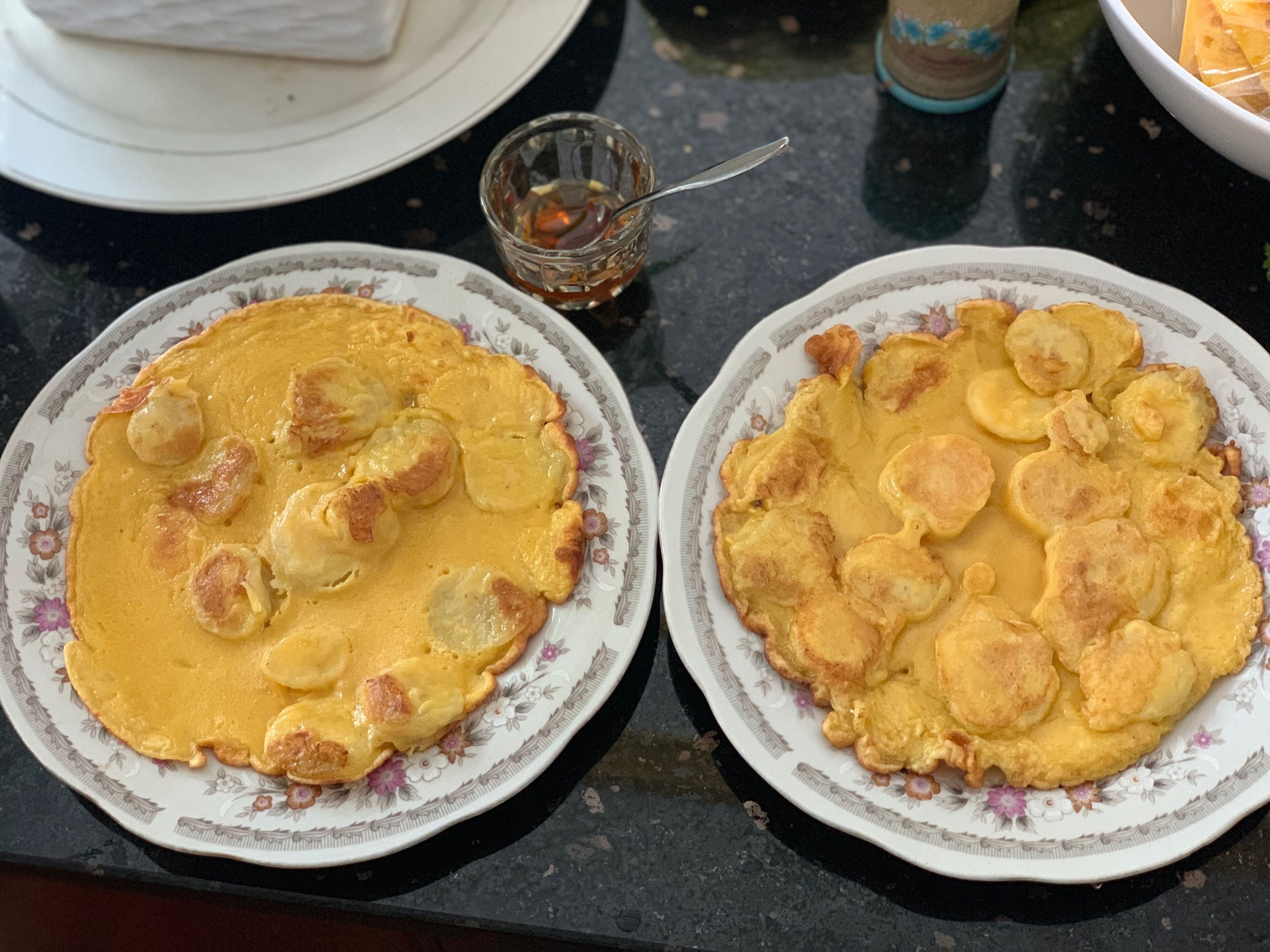 Twee borden eten op een tafel.