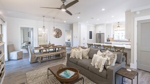 Ein geräumiges Wohnzimmer mit Sofa, Couchtisch und Essbereich.