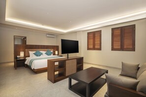 尊荣套房, 1 张双人床, 无烟房 | 高档床上用品、迷你吧、客房内保险箱、办公桌