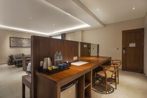 프리미엄 스위트, 더블침대 1개, 금연 | 고급 침구, 미니바, 객실 내 금고, 책상