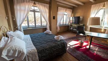 Superior Suite | In-room safe, free cribs/infant beds, free WiFi, bed sheets