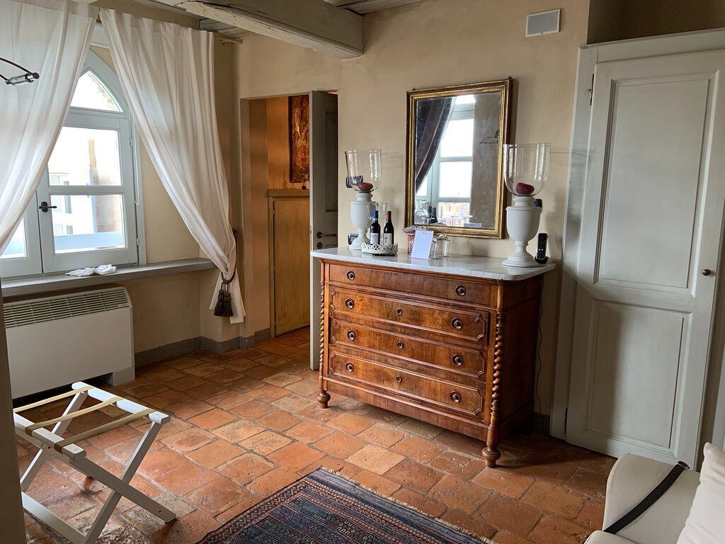 junior suite | living area | flat-screen tv