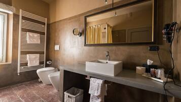 Suite Superior | Bagno | Vasca da bagno a immersione totale, soffione a pioggia