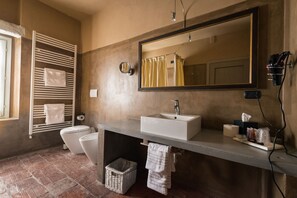 Superior Suite | Bathroom | Deep soaking tub, rainfall showerhead, free toiletries, hair dryer - Antico Borgo (Monchiero)
