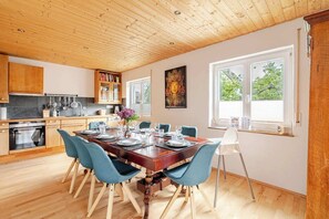 Fridge, microwave, oven, stovetop - Cosy Family Home (Tuningen)