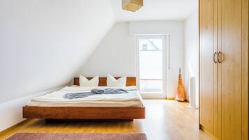 4 bedrooms, desk, iron/ironing board, travel crib