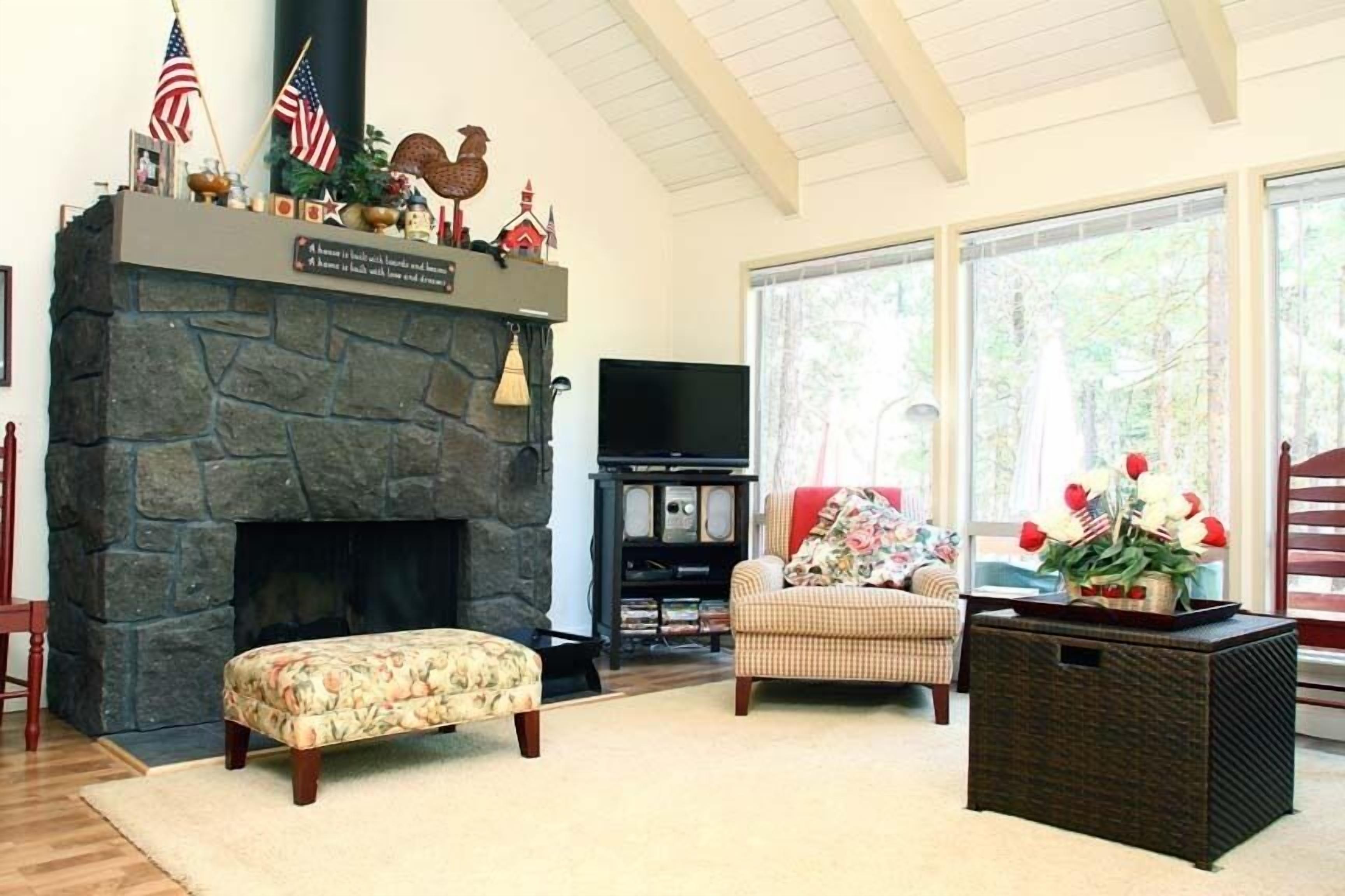 Black Butte Beauty - Charming Updated Cabin - Discount for weekly stays