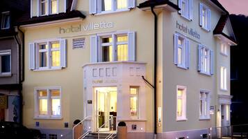 Fassade der Unterkunft – Abend/Nacht