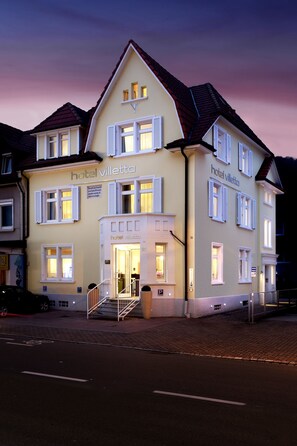 ด้านหน้าที่พัก - ตอนเย็น/กลางคืน