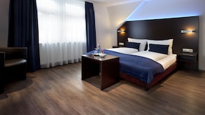 Double Room | Hypo-allergenic bedding, in-room safe, desk, soundproofing - Hotel Villetta (Grenzach-Wyhlen)
