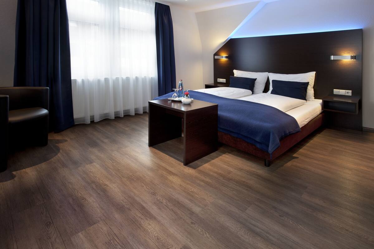 Habitación doble | Ropa de cama hipoalergénica, caja fuerte, escritorio