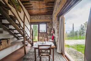 Suite, vue vallée, dans les dépendances (Afrodite) | Restauration dans la chambre