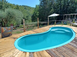 Sesongbasert utendørsbasseng, bassengparasoller og solsenger