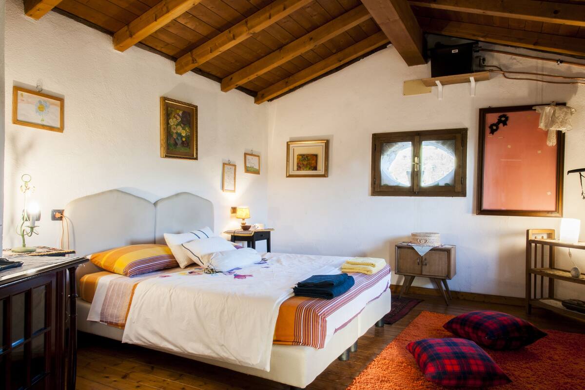 Ropa de cama de alta calidad, cubrecamas, minibar y cortinas blackout 