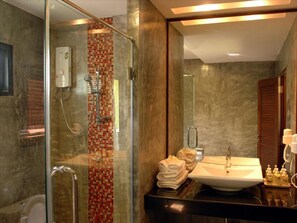 Camera Standard | Bagno | Doccia, set di cortesia gratuito, asciugacapelli, accappatoio