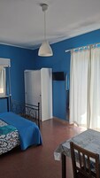 Escritorio, wifi gratis, decoración personalizada y muebles diferentes