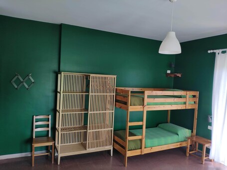 Decoración personalizada, muebles diferentes, escritorio y wifi gratis