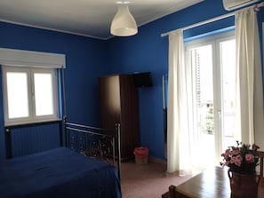 Standard Double Room (blu) | Individually decorated, individually furnished, desk, free WiFi